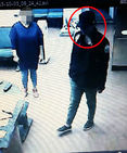 섬네일이미지  4:부산지방경찰청은 3일 오전 부산의 한 실내사격장에서 총기와 실탄 수십발을 탈취하고 달아난 용의자를 공개수배했다.
 사진은 용의자가 범행 후 도주하는 장면이 찍힌 사격장 폐쇄회로(CC)TV 화면. 