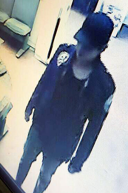 메인이미지  2 : 부산지방경찰청은 3일 오전 부산의 한 실내사격장에서 총기와 실탄 수십발을 탈취하고 달아난 용의자를 공개수배했다.
 사진은 용의자가 범행 후 도주하는 장면이 찍힌 사격장 폐쇄회로(CC)TV 화면. 