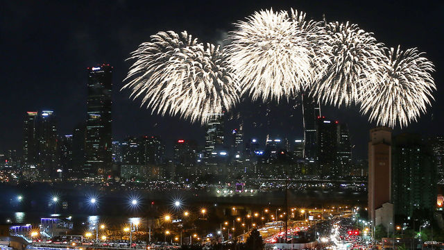 메인이미지  9 : 3일 오후 서울 여의도 인근에서 2015 서울세계불꽃축제가 열리고 있다. 이 축제에는 한국, 미국, 필리핀 등 3개국의 대표 연화팀이 참여해 10만여 발의 다채로운 불꽃이 가을 밤하늘을 수놓았다.