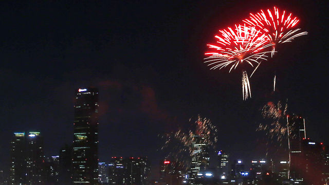 메인이미지  8 : 3일 오후 서울 여의도 인근에서 2015 서울세계불꽃축제가 열리고 있다. 이 축제에는 한국, 미국, 필리핀 등 3개국의 대표 연화팀이 참여해 10만여 발의 다채로운 불꽃이 가을 밤하늘을 수놓았다.