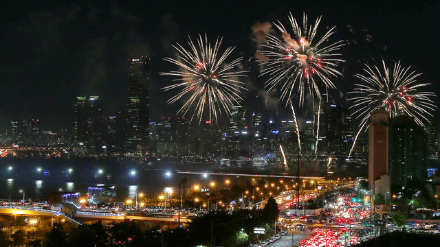 메인이미지  7 : 3일 오후 서울 여의도 인근에서 2015 서울세계불꽃축제가 열리고 있다. 이 축제에는 한국, 미국, 필리핀 등 3개국의 대표 연화팀이 참여해 10만여 발의 다채로운 불꽃이 가을 밤하늘을 수놓았다.