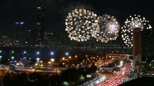메인이미지  5 : 3일 오후 서울 여의도 인근에서 2015 서울세계불꽃축제가 열리고 있다. 이 축제에는 한국, 미국, 필리핀 등 3개국의 대표 연화팀이 참여해 10만여 발의 다채로운 불꽃이 가을 밤하늘을 수놓았다.