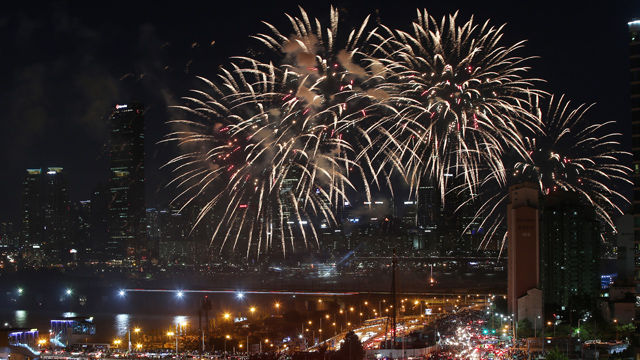 메인이미지  3 : 3일 오후 서울 여의도 인근에서 2015 서울세계불꽃축제가 열리고 있다. 이 축제에는 한국, 미국, 필리핀 등 3개국의 대표 연화팀이 참여해 10만여 발의 다채로운 불꽃이 가을 밤하늘을 수놓았다.