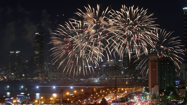 메인이미지  2 : 3일 오후 서울 여의도 인근에서 2015 서울세계불꽃축제가 열리고 있다. 이 축제에는 한국, 미국, 필리핀 등 3개국의 대표 연화팀이 참여해 10만여 발의 다채로운 불꽃이 가을 밤하늘을 수놓았다.