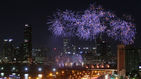 섬네일이미지  1:3일 오후 서울 여의도 인근에서 2015 서울세계불꽃축제가 열리고 있다. 이 축제에는 한국, 미국, 필리핀 등 3개국의 대표 연화팀이 참여해 10만여 발의 다채로운 불꽃이 가을 밤하늘을 수놓았다.