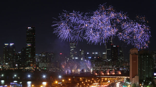 메인이미지  1 : 3일 오후 서울 여의도 인근에서 2015 서울세계불꽃축제가 열리고 있다. 이 축제에는 한국, 미국, 필리핀 등 3개국의 대표 연화팀이 참여해 10만여 발의 다채로운 불꽃이 가을 밤하늘을 수놓았다.