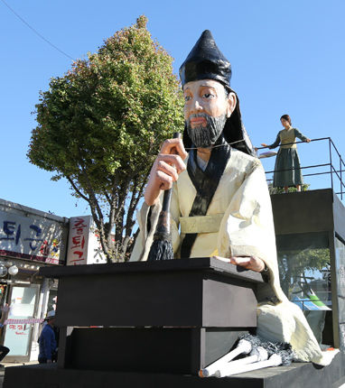 메인이미지  3 : 3일 오후 경기도 가평군 가평읍 한석봉로에서 열린 '까르네발레 가평' 퍼레이드에서 한석봉 선생을 형상화한 거대인형이 지나가고 있다.