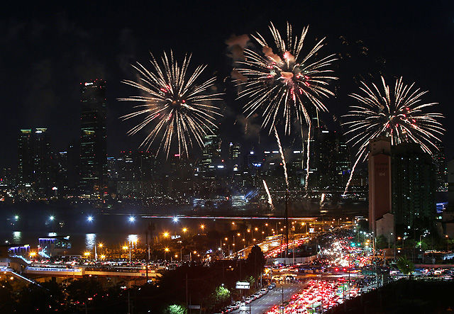 메인이미지  13 :  3일 오후 서울 여의도 인근에서 2015 서울세계불꽃축제가 열리고 있다. 이 축제에는 한국, 미국, 필리핀 등 3개국의 대표 연화팀이 참여해 10만여 발의 다채로운 불꽃이 가을 밤하늘을 수놓았다. 