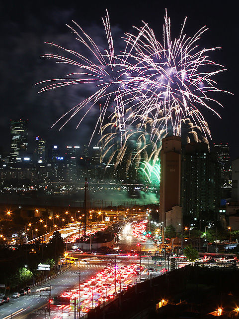 메인이미지  12 :  3일 오후 서울 여의도 인근에서 2015 서울세계불꽃축제가 열리고 있다. 이 축제에는 한국, 미국, 필리핀 등 3개국의 대표 연화팀이 참여해 10만여 발의 다채로운 불꽃이 가을 밤하늘을 수놓았다. 