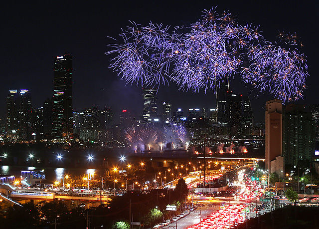 메인이미지  11 :  3일 오후 서울 여의도 인근에서 2015 서울세계불꽃축제가 열리고 있다. 이 축제에는 한국, 미국, 필리핀 등 3개국의 대표 연화팀이 참여해 10만여 발의 다채로운 불꽃이 가을 밤하늘을 수놓았다. 
