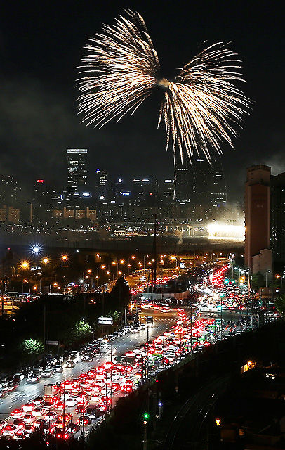 메인이미지  10 :  3일 오후 서울 여의도 인근에서 2015 서울세계불꽃축제가 열리고 있다. 이 축제에는 한국, 미국, 필리핀 등 3개국의 대표 연화팀이 참여해 10만여 발의 다채로운 불꽃이 가을 밤하늘을 수놓았다. 