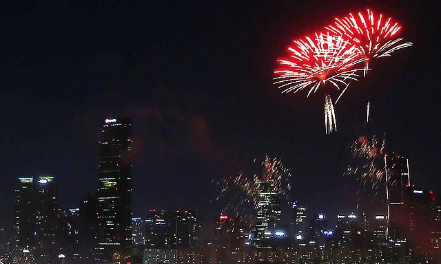 메인이미지  9 :  3일 오후 서울 여의도 인근에서 2015 서울세계불꽃축제가 열리고 있다. 이 축제에는 한국, 미국, 필리핀 등 3개국의 대표 연화팀이 참여해 10만여 발의 다채로운 불꽃이 가을 밤하늘을 수놓았다. 