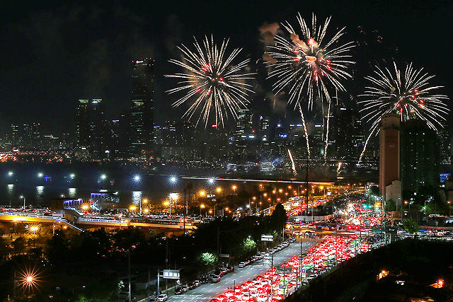 메인이미지  8 :  3일 오후 서울 여의도 인근에서 2015 서울세계불꽃축제가 열리고 있다. 이 축제에는 한국, 미국, 필리핀 등 3개국의 대표 연화팀이 참여해 10만여 발의 다채로운 불꽃이 가을 밤하늘을 수놓았다. 