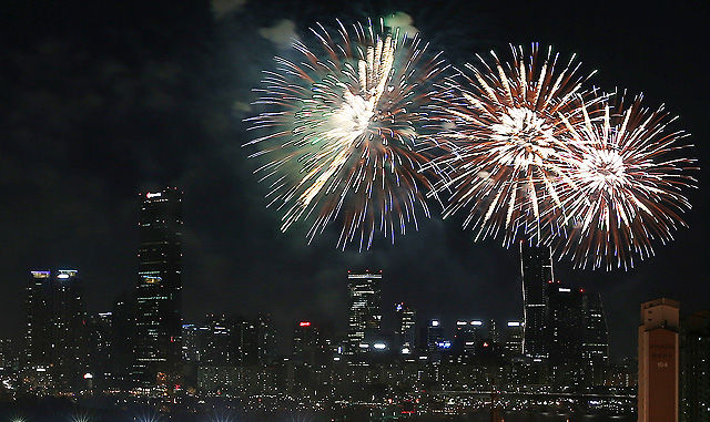 메인이미지  7 :  3일 오후 서울 여의도 인근에서 2015 서울세계불꽃축제가 열리고 있다. 이 축제에는 한국, 미국, 필리핀 등 3개국의 대표 연화팀이 참여해 10만여 발의 다채로운 불꽃이 가을 밤하늘을 수놓았다. 