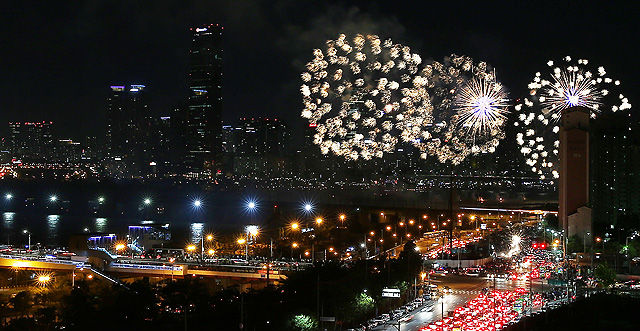 메인이미지  6 :  3일 오후 서울 여의도 인근에서 2015 서울세계불꽃축제가 열리고 있다. 이 축제에는 한국, 미국, 필리핀 등 3개국의 대표 연화팀이 참여해 10만여 발의 다채로운 불꽃이 가을 밤하늘을 수놓았다. 