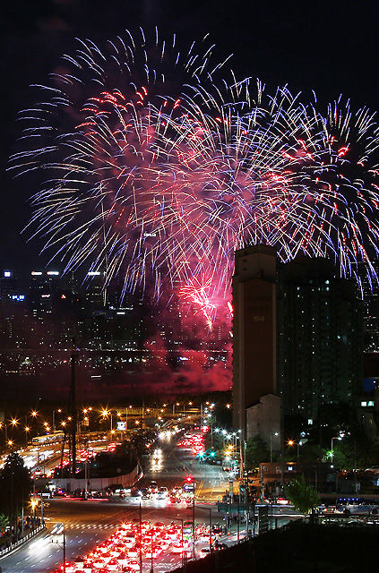 메인이미지  5 :  3일 오후 서울 여의도 인근에서 2015 서울세계불꽃축제가 열리고 있다. 이 축제에는 한국, 미국, 필리핀 등 3개국의 대표 연화팀이 참여해 10만여 발의 다채로운 불꽃이 가을 밤하늘을 수놓았다. 