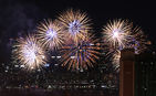 섬네일이미지  4: 3일 오후 서울 여의도 인근에서 2015 서울세계불꽃축제가 열리고 있다. 이 축제에는 한국, 미국, 필리핀 등 3개국의 대표 연화팀이 참여해 10만여 발의 다채로운 불꽃이 가을 밤하늘을 수놓았다. 
