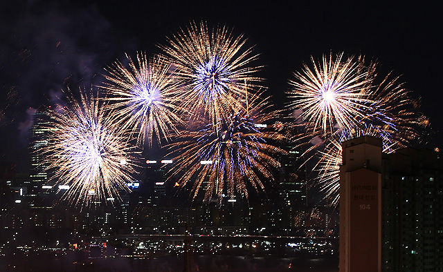 메인이미지  4 :  3일 오후 서울 여의도 인근에서 2015 서울세계불꽃축제가 열리고 있다. 이 축제에는 한국, 미국, 필리핀 등 3개국의 대표 연화팀이 참여해 10만여 발의 다채로운 불꽃이 가을 밤하늘을 수놓았다. 
