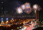 섬네일이미지  3: 3일 오후 서울 여의도 인근에서 2015 서울세계불꽃축제가 열리고 있다. 이 축제에는 한국, 미국, 필리핀 등 3개국의 대표 연화팀이 참여해 10만여 발의 다채로운 불꽃이 가을 밤하늘을 수놓았다. 