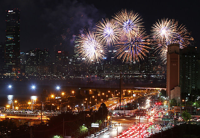 메인이미지  3 :  3일 오후 서울 여의도 인근에서 2015 서울세계불꽃축제가 열리고 있다. 이 축제에는 한국, 미국, 필리핀 등 3개국의 대표 연화팀이 참여해 10만여 발의 다채로운 불꽃이 가을 밤하늘을 수놓았다. 