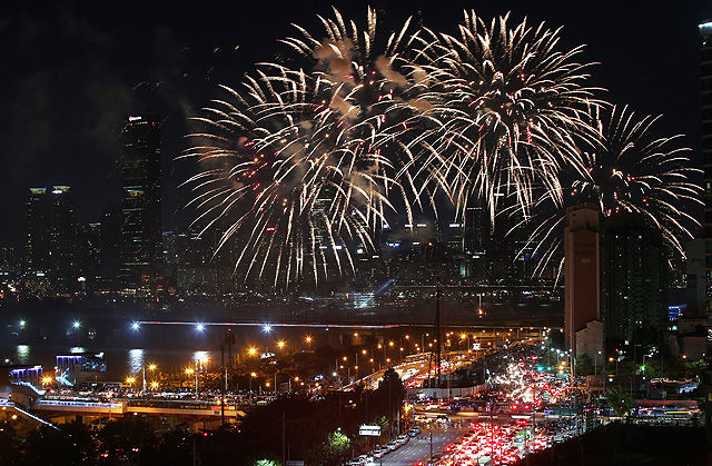 메인이미지  2 :  3일 오후 서울 여의도 인근에서 2015 서울세계불꽃축제가 열리고 있다. 이 축제에는 한국, 미국, 필리핀 등 3개국의 대표 연화팀이 참여해 10만여 발의 다채로운 불꽃이 가을 밤하늘을 수놓았다. 