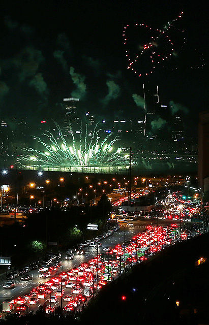 메인이미지  1 :  3일 오후 서울 여의도 인근에서 2015 서울세계불꽃축제가 열리고 있다. 이 축제에는 한국, 미국, 필리핀 등 3개국의 대표 연화팀이 참여해 10만여 발의 다채로운 불꽃이 가을 밤하늘을 수놓았다. 