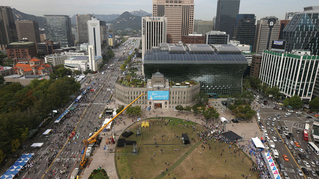 메인이미지  12 : '2015 하이서울페스티벌'이 4일 오후 교통이 통제된 서울 세종대로 등 도심에서 열리고 있다. (서울=연합)