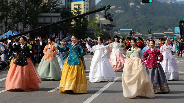 메인이미지  8 : 4일 서울 세종대로 등 도심에서 열린 하이서울페스티벌 '움직이는 대로 : 시민퍼레이드'에서 모델들이 한복을 입고 퍼레이드를 펼치고 있다. (서울=연합)