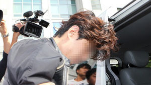[슬라이드 포토] 얼굴 공개된 권총탈취범 "피해자에게 죄송합니다"
