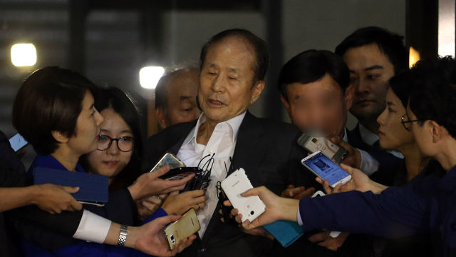 메인이미지  4 : 포스코 비리에 연루된 혐의를 받는 이상득 전 새누리당 의원이 서울 서초동 중앙지검에서 조사를 받고 6일 새벽 귀가하고 있다.