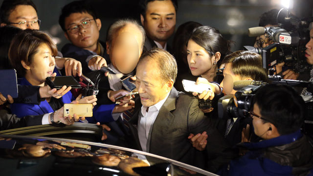 메인이미지  3 : 포스코 비리에 연루된 혐의를 받는 이상득 전 새누리당 의원이 서울 서초동 중앙지검에서 조사를 받고 6일 새벽 귀가하고 있다.