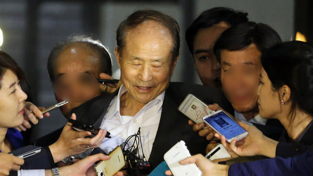 메인이미지  2 : 포스코 비리에 연루된 혐의를 받는 이상득 전 새누리당 의원이 서울 서초동 중앙지검에서 조사를 받고 6일 새벽 귀가하고 있다.