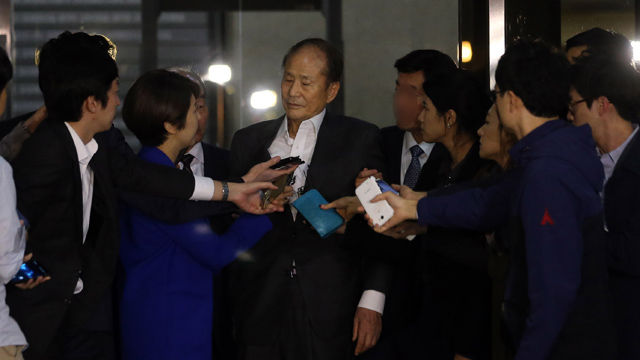 메인이미지  1 : 포스코 비리에 연루된 혐의를 받는 이상득 전 새누리당 의원이 서울 서초동 중앙지검에서 조사를 받고 6일 새벽 귀가하고 있다.