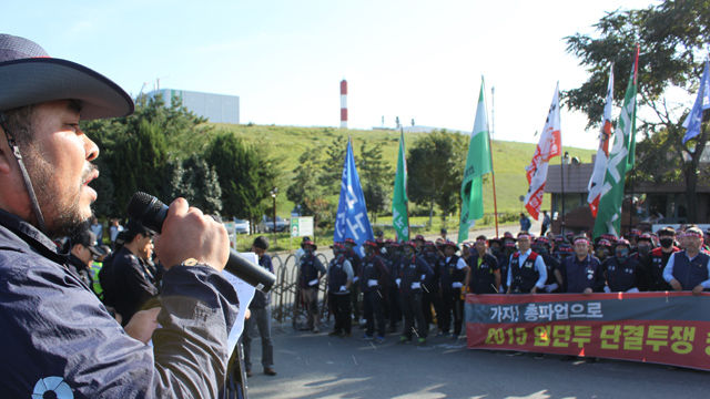 메인이미지  7 : 한국노총 울산지역본부는 7일 오후 울산 남구 용잠로 페기물처리업체 코엔텍 앞에서 조합원 500여명이 참가한 가운데 코엔텍의 직장폐쇄를 규탄하는 집회를 열었다. 코엔텍 노조는 올 임금협상에서 합의점을 찾지 못하자 전면파업했고, 회사 측은 직장폐쇄로 맞서고 있다.