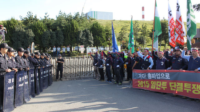 메인이미지  6 : 한국노총 울산지역본부는 7일 오후 울산 남구 용잠로 페기물처리업체 코엔텍 앞에서 조합원 500여명이 참가한 가운데 코엔텍의 직장폐쇄를 규탄하는 집회를 열었다. 코엔텍 노조는 올 임금협상에서 합의점을 찾지 못하자 전면파업했고, 회사 측은 직장폐쇄로 맞서고 있다.
