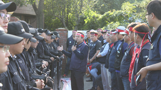 메인이미지  2 : 한국노총 울산지역본부는 7일 오후 울산 남구 용잠로 페기물처리업체 코엔텍 앞에서 조합원 500여명이 참가한 가운데 코엔텍의 직장폐쇄를 규탄하는 집회를 열었다. 코엔텍 노조는 올 임금협상에서 합의점을 찾지 못하자 전면파업했고, 회사 측은 직장폐쇄로 맞서고 있다.