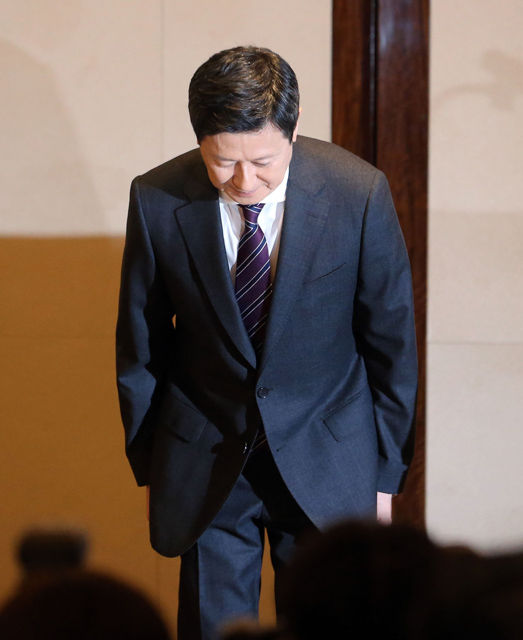메인이미지  2 : 신동주 전 일본 롯데홀딩스 부회장이 8일 서울 조선호텔에서 열린 기자회견에서 인사하고 있다. (서울=연합뉴스)