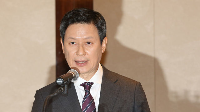 메인이미지  3 : 롯데그룹 경영권 분쟁에서 밀려난 장남 신동주 전 일본 롯데홀딩스 부회장(SDJ 코퍼레이션 회장)이 8일 오전 서울 소공동 웨스턴조선호텔에서 열린 기자회견에서 인사말을 하고 있다. (서울=연합뉴스)