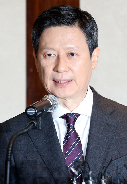 메인이미지  4 : 롯데그룹 경영권 분쟁에서 밀려난 장남 신동주 전 일본 롯데홀딩스 부회장(SDJ 코퍼레이션 회장)이 8일 오전 서울 소공동 웨스턴조선호텔에서 열린 기자회견에서 인사말을 하고 있다. (서울=연합뉴스)