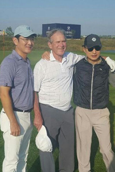 메인이미지  1 : 이명박 전 대통령과 조지 W 부시 전 미국 대통령이 8일 인천 청라 베어즈베스트 골프장에서 동반 라운딩을 갖고 있다. 앞서 부시 전 대통령은 지난 7일 인천 송도컨벤시아에서 열린 '2015 프레지던츠컵 대회' 개막식 참석차 방한했다. 이날 라운딩에는 이재용 삼성전자 부회장(왼쪽)도 함께 했다. (서울=연합)