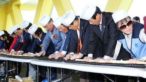 [슬라이드 포토] 고흥서 세계 최장 '1천344m' 초대형 김밥 탄생