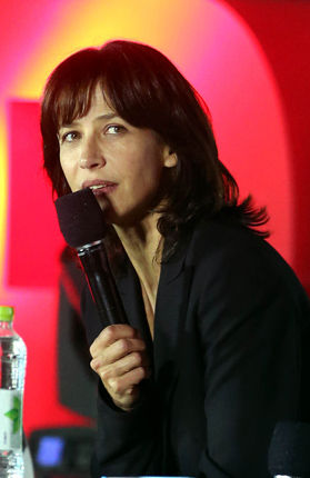 메인이미지  3 : 배우 소피 마르소가 9일 저녁 부산 해운대 비프빌리지에서 열린 제20회 부산국제영화제(BIFF) 오픈토크에서 질문에 답하고 있다.