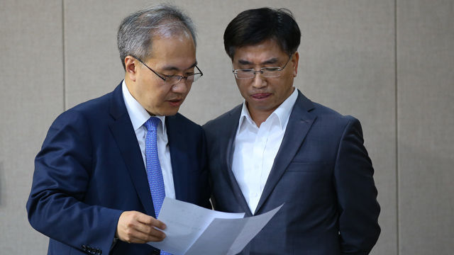메인이미지  5 : 12일 오후 정부서울청사 합동브리핑룸에서 질병관리본부 양병국 본부장이 메르스 관련 긴급 기자회견을 한 뒤 관계자와 이야기를 하고 있다. (서울=연합)