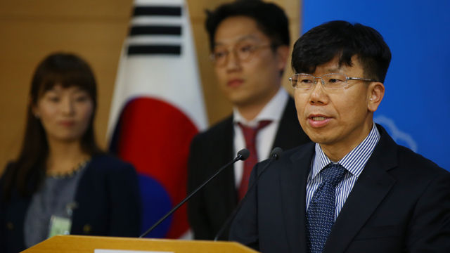 메인이미지  2 : 12일 오후 정부서울청사 합동브리핑룸에서 서울대 김남중 교수가 기자들의 질문에 답하고 있다. (서울=연합)
