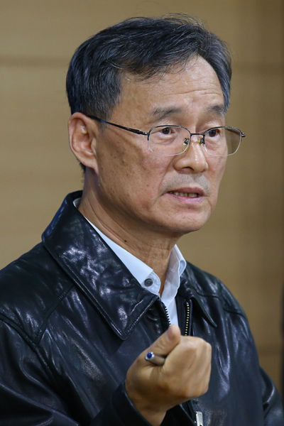 메인이미지  3 : 12일 오후 정부서울청사 합동브리핑룸에서 서울대 김의종 교수가 기자들의 질문에 답하고 있다. (서울=연합)
