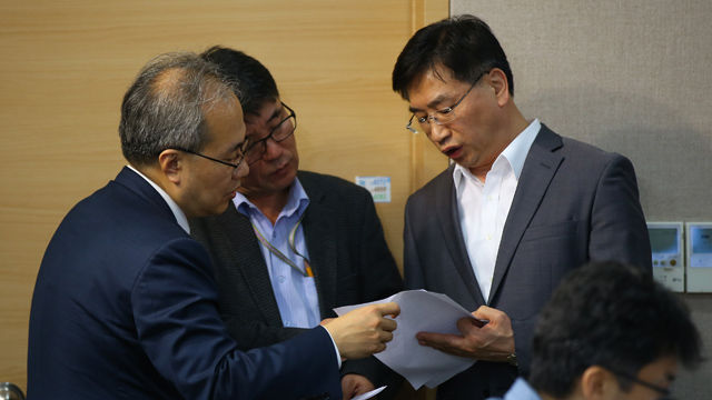 메인이미지  4 : 12일 오후 정부서울청사 합동브리핑룸에서 열린 메르스 관련 긴급 기자회견에서 질병관리본부 양병국 본부장이 관계자들과 자료를 확인하고 있다. (서울=연합)