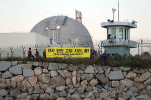 [슬라이드 포토] 그린피스, 고리원전서 원전 건설 반대 기습시위