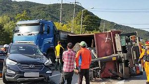 [현장 포토] 청주 '공포의 도로'서 또 트럭 전도 사고