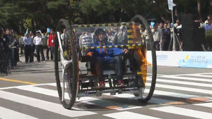 공연장 되기도, 아이 돌보며 운전&hellip;이색 자동차들