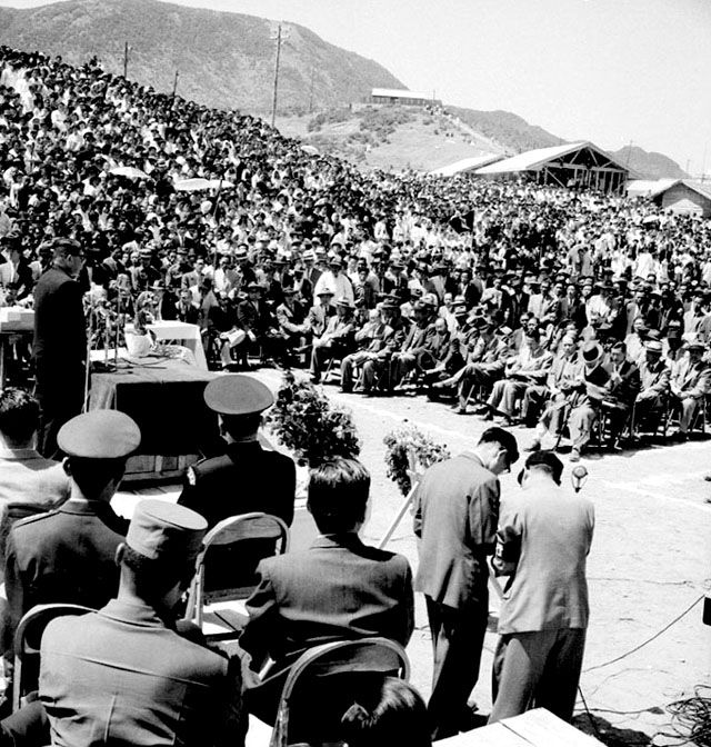 메인이미지  2 : 국가기록원이 14일 공개한 1957년 김일환 상공부장관이 조선전업주식회사 괴산 수력발전소 준공식에 참석해 연설하는 모습. 행정자치부 국가기록원은 소양강댐 준공일을 맞아 이달의 기록 주제를 '자연과 인간의 조화, 댐 건설의 기록'으로 정하고 관련 기록물 30건을 누리집(www.archives.go.kr)에 제공한다고 14일 밝혔다. (연합뉴스)
